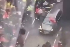 «Έμοιαζε εσκεμμένο»: Η στιγμή που όχημα πέφτει σε πλήθος στο Λίβερπουλ- Οι δραματικές μαρτυρίες