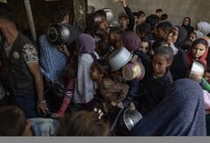 Γάζα: Σκηνές χάους στη Ράφα - Συνωστισμός και προειδοποιητικά πυρά σε κέντρα διανομής τροφίμων