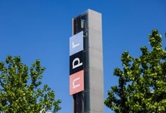 Το NPR μηνύει την κυβέρνηση Τραμπ για μείωση της χρηματοδότησης