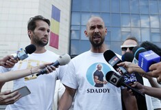 Οι αδελφοί Τέιτ κατηγορούνται για βιασμό και εμπορία ανθρώπων και στη Βρετανία