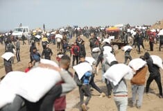 Απόγνωση στη Γάζα: Παλαιστίνιοι σταμάτησαν και άδειασαν δεκάδες φορτηγά με τρόφιμα