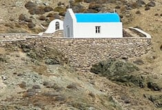 Γκρεμίζεται το εκκλησάκι στη βίλα του Αντώνη Ρέμου στη Μύκονο