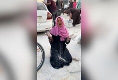 Γάζα: Ο σπαραγμός μητέρας που μαζεύει αλεύρι από τον δρόμο