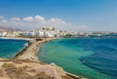 Οι αναγνώστες του Guardian ψηφίζουν Νάξο για «τα κρυστάλλινα νερά και την πιο μαλακή λευκή άμμο»