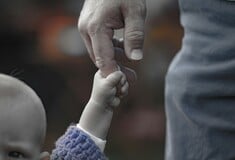 Σουηδία: Σύσταση για καθολική απαγόρευση των διεθνών υιοθεσιών μετά από αποκαλύψεις για κακοποιήσεις και απάτες