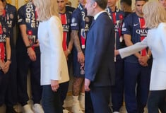 Γαλλία: Η στιγμή που παίκτης της Παρί Σεν Ζερμέν κοιτάζει επίμονα την Μπριζίτ Μακρόν 