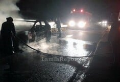 Φωτιά σε αυτοκίνητο στη Λαμία: Πρόλαβαν να κατέβουν οι επιβαίνοντες