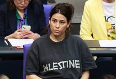 Γερμανία: Βουλευτρία αποβλήθηκε από την Bundestag για μπλούζα με τη λέξη «Παλαιστίνη»