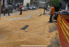 Γέμισε καλαμπόκι ο κεντρικός δρόμος της Αμφιλοχίας
