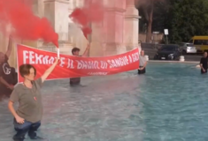«Σταματήστε το λουτρό αίματος» - Διαμαρτυρία ακτιβιστών της Greenpeace σε συντριβάνι της Ρώμης