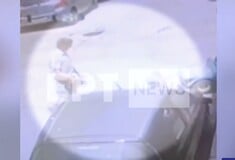 Ξυλοδαρμός ηλικιωμένης από 37χρονο στα Εξάρχεια - Το βίντεο που κατέγραψε τη δράση του