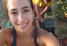 Η Ελένη Νέρουππου άφησε την Αθήνα και βλέπει πια τους κόπους μιας χρονιάς στο Βασιλικό Ευβοίας να ανταμείβονται σε ένα μπουκάλι κρασί