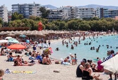 Το πρώτο κύμα ζέστης γέμισε τις παραλίες σε όλη τη χώρα