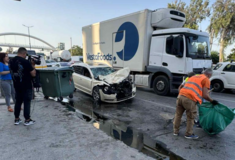 Τροχαίο στην Ποσειδώνος: Η στιγμή που το ταξί πέφτει επάνω στο απορριμματοφόρο και παρασέρνει την 65χρονη