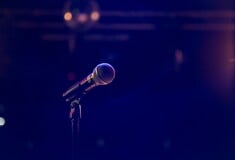 Γνωστός τραγουδιστής συνελήφθη στη Γλυφάδα για ενδοοικογενειακή βία