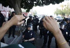 Ο Τραμπ ενισχύει τις δυνάμεις στο Λος Άντζελες με 2.000 εθνοφρουρούς και 700 πεζοναύτες εν μέσω ταραχών