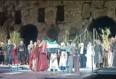 Καλλιτέχνες ύψωσαν τη σημαία της Παλαιστίνης στο Ηρώδειο