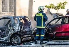 Νέα Σμύρνη: «Ακούσαμε ένα μπαμ και είδαμε το αυτοκίνητο να έχει πάρει φωτιά» υποστηρίζει κάτοικος