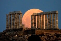 Πανσέληνος Ιουνίου: Εντυπωσιακές φωτογραφίες λίγο πριν ολοκληρωθεί το «φεγγάρι της φράουλας»
