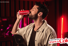 Share a Coke: Η εμβληματική καμπάνια της Coca-Cola επιστρέφει και δίνει το όνομα σου στο φετινό καλοκαίρι