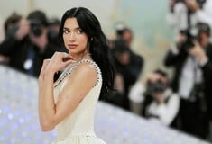 Η Dua Lipa επιβεβαίωσε τον αρραβώνα της με τον Callum Turner