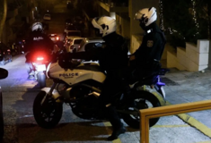 Καταδίωξη με πυροβολισμούς και τροχαίο στο Περιστέρι – Αναζητούνται τέσσερα άτομα