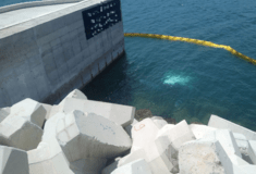 Πτώση ελικοπτέρου στη Βουλιαγμένη: Καρέ καρέ η ανέλκυση του αεροσκαφους από τη θάλασσα