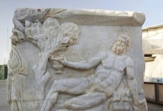 Ισραήλ: Ανακαλύφθηκε μαρμάρινη σαρκοφάγος με «διαγωνισμό κρασιού» ανάμεσα σε Διόνυσο και Ηρακλή