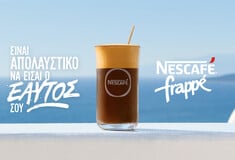 Φωτογραφία με ποτήρι Nescafé Frappé σε καλοκαιρινό φόντο με θέα τη θάλασσα. Στα αριστερά, το συνοδευτικό μήνυμα «Είναι απολαυστικό να είσαι ο εαυτός σου» και δεξιά το λογότυπο Nescafé Frappé.