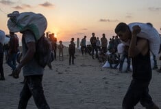 «Σαν ταινία τρόμου»: Αυτόπτες μάρτυρες περιγράφουν πώς ισραηλινά πυρά χτύπησαν πλήθος που περίμενε ανθρωπιστική βοήθεια