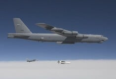 Τι είναι η βόβμα «bunker buster» που κάνει τον Τραμπ να αμφιβάλλει για την επίθεση στο Ιράν