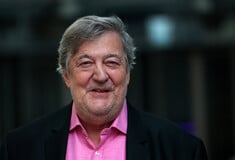 Στίβεν Φράι: «Είναι χαμένη υπόθεση» - Τοποθετείται πρώτη φορά για τις απόψεις της Τζ. Κ. Ρόουλινγκ