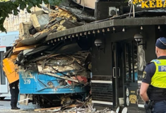 Σουηδία: Τραμ εκτροχιάσθηκε και κατέληξε μέσα σε μια πιτσαρία
