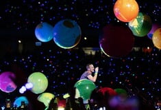 Coldplay: Επανακυκλοφορούν τη δισκογραφία τους σε βινύλια από ανακυκλωμένα πλαστικά μπουκάλια