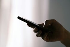 «Η κούραση των alert»: Γιατί πολλοί διαγράφουν εφαρμογές ειδήσεων από τα κινητά τους