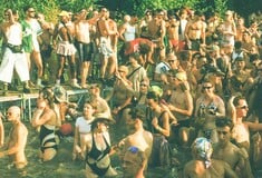 Καταϊδρωμένα βράδια και γυμνές βουτιές σε φρενήρη ΒPM