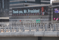 Ισραήλ: «Thank you, Mr. President», γράφουν για τον Τραμπ πινακίδες στο Τελ Αβίβ