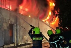 Κολωνός: Μεγάλες οι υλικές ζημιές από την φωτιά σε αποθήκη εταιρείας πίσω από τα ΚΤΕΛ