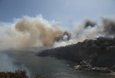 Φωτιά στην Παλαιά Φώκαια: Σε ύφεση η πυρκαγιά - Αποκαταστάθηκε η κυκλοφορία στην Αθηνών-Σουνίου