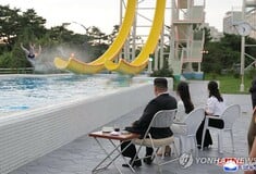 Ο Κιμ Γιονγκ Ουν εγκαινιάζει νέο παραθαλάσσιο θέρετρο με νεροτσουλήθρες στη Βόρεια Κορέα