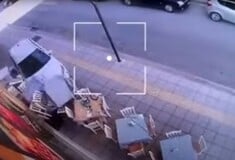 Τροχαίο στο Αγρίνιο: Αυτοκίνητο παρέσυρε τραπεζοκαθίσματα στο κέντρο της πόλης