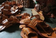 Sandal scandal: Το σκάνδαλο με τα ινδικά σανδάλια που υποχρέωσε την Prada σε υποχώρηση