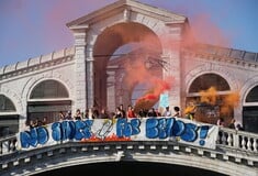 Μπέζος - Σάντσες: Νέα διαμαρτυρία στη Βενετία - Διαδηλωτές άναψαν καπνογόνα στη γέφυρα Ριάλτο