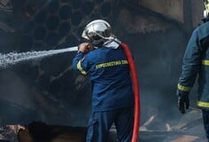 Φωτιά τώρα στον Πειραιά πίσω από το «Καραϊσκάκης»