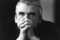 Η βιογραφία του Μίλαν Κούντερα κυκλοφόρησε μόλις στα ελληνικά