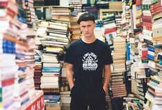 Eddie Dark: «Γράφω μουσική επειδή έχω σιχαθεί τα πάντα»