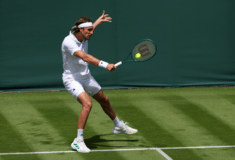 Στέφανος Τσιτσιπάς: Εκτός Wimbledon λόγω ενοχλήσεων στη μέση