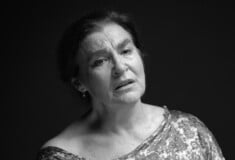 Η Λυδία Κονιόρδου διαβάζει τον μονόλογο της Λούλας Αναγνωστάκη «Ο oυρανός κατακόκκινος»
