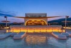 Summer nights, beach vibes & DJ sets: όλα οδηγούν στο Isla Brown Corinthia, Curio Collection by Hilton