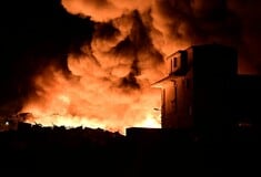 Μέγαρα: Υπό μερικό έλεγχο η φωτιά σε εργοστάσιο με πλαστικά